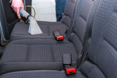 So entfernen Sie Wasserflecken aus einem Autositz aus Stoff